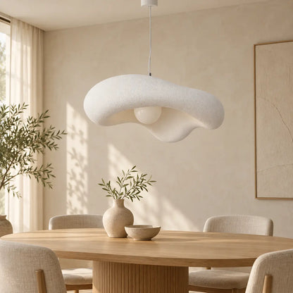 Suspension luminaire design Nami blanche éteinte dans une salle à manger japandi