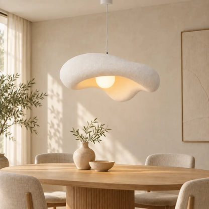 Suspension luminaire design Nami blanche allumée dans la même salle à manger