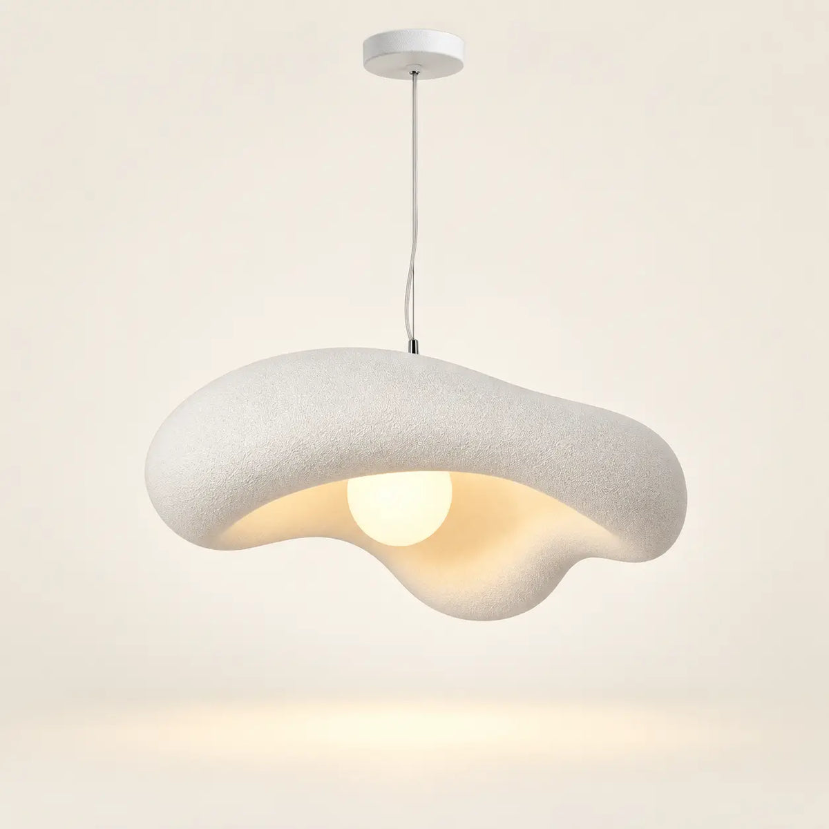 Packshot de la suspension luminaire design Nami blanche allumée