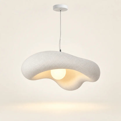 Packshot de la suspension luminaire design Nami blanche allumée