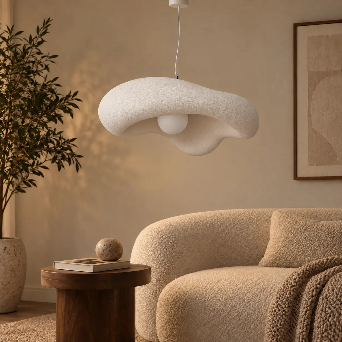 Suspension luminaire design Nami éteinte dans le même salon contemporain