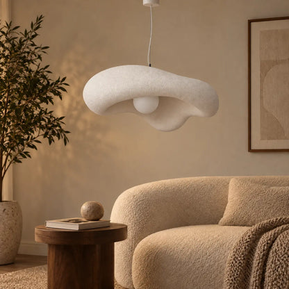 Suspension luminaire design Nami éteinte dans le même salon contemporain