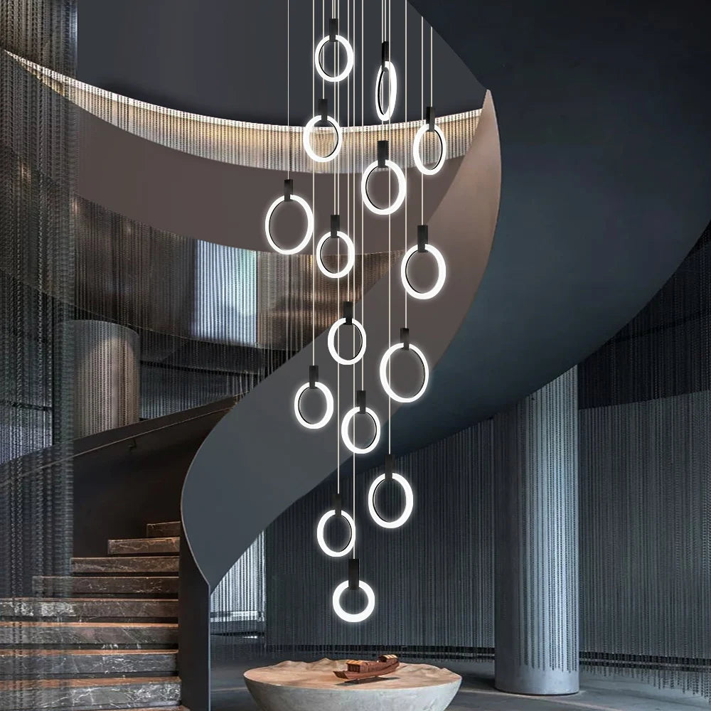 Lustre anneaux acrylique noir et doré pour escalier – vue 2