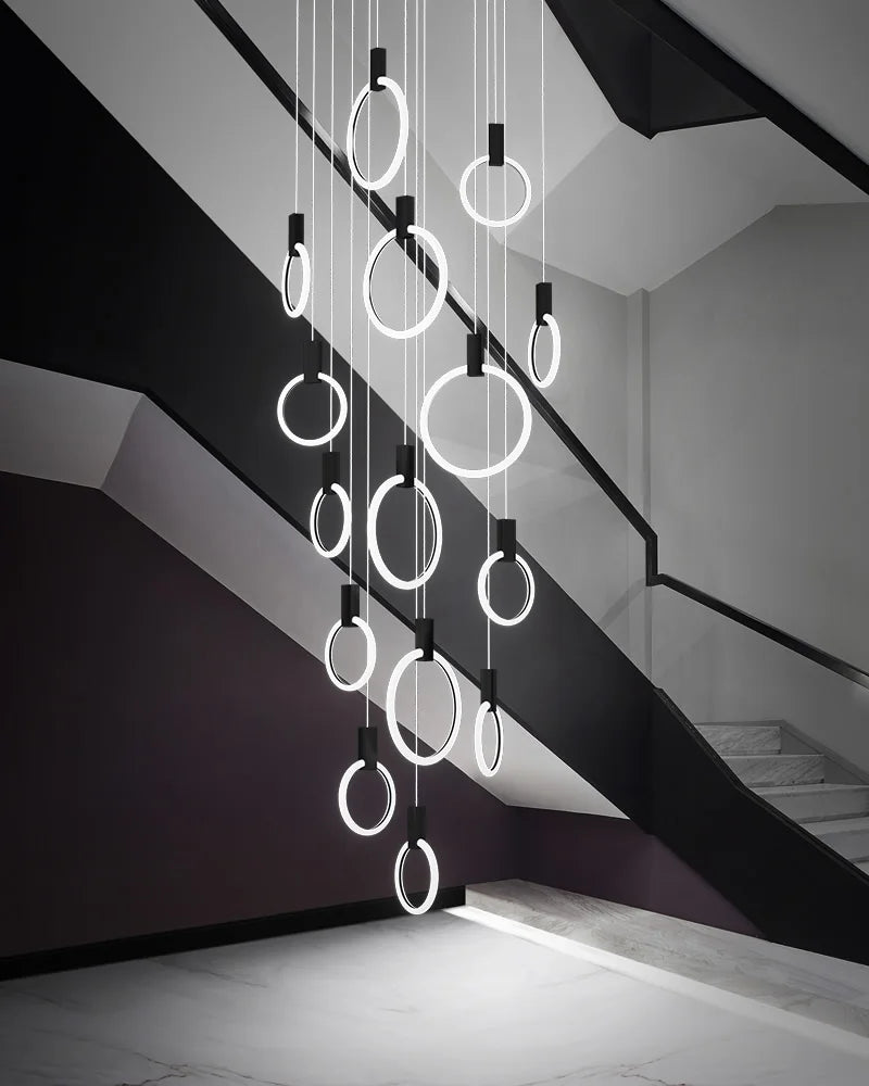 Lustre anneaux acrylique noir et doré pour escalier
