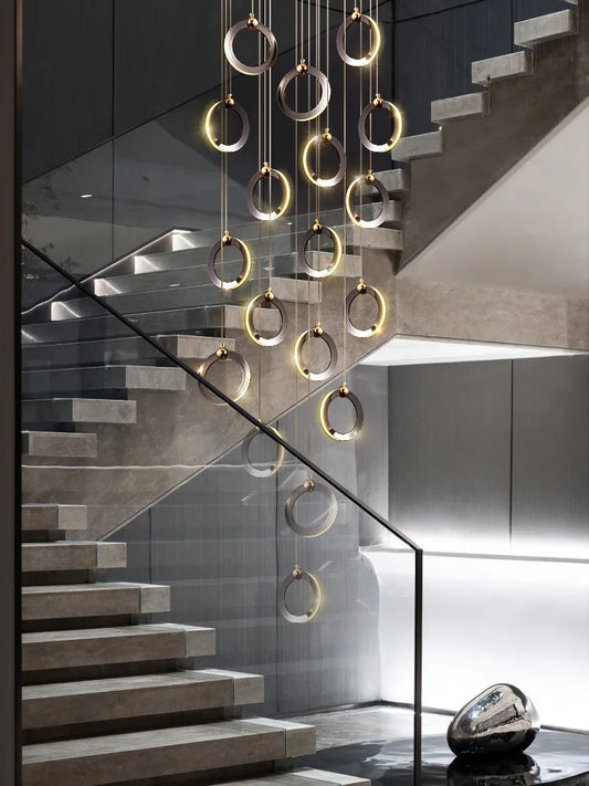 Lustre long noir et doré minimaliste pour duplex et villa